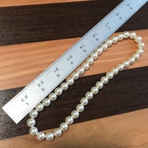 Stretch faux pearl necklace